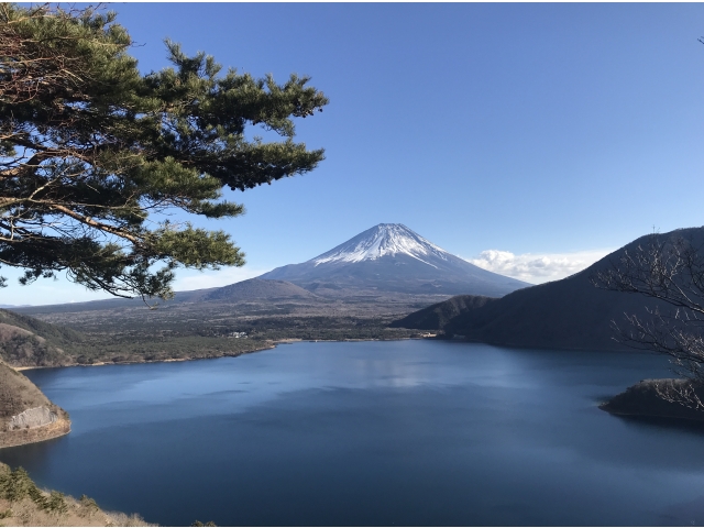 中ノ倉峠から見る富士山と本栖湖