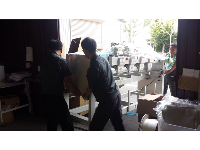 人力で建物内へ